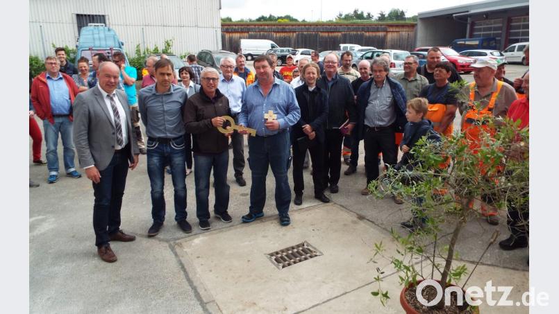 Schlüsselübergabe zum neuen Bauhofgebäude mit Bürgermeister Roland Strehl, Architekt Manfred Steininger und Bauhofleiter Werner Kodalle.	Bilder: e (2)