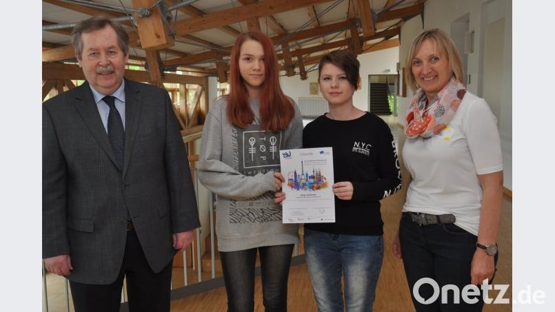 Elena Woppmann aus Vohenstrauß (Zweite von links) und Katja Schlosser aus Großenschwand (Zweite von rechts) freuen sich mit Schulleiter Andreas Meier und Fachlehrerin Gabriele Bulenda über den Preis.	Bild: dob