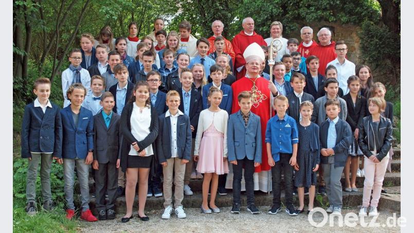 Die mehr als 50 Firmlinge stellten sich nach der Firmung mit Probst Maximilian Korn (Zweite Reihe Mitte) den Pfarrern Gottfried Schubach, Josef Beer (hinten von rechts), Herbert Grosser und Hermann Sturm (hinten Vierter und Fünfter von rechts) sowie den Ministranten den Fotografen. 	Bild: sön