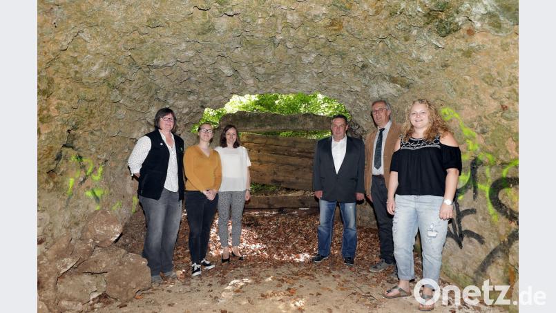 Im Bräukeller sollen die Fledermäuse wohnen. Isabel Lautenschlager (Naturpark Hirschwald), Jacqueline Langhorst (Internationale Jugendgemeinschaftsdienste), Huberta Bock und Armin Friedrich (beide Amt für ländliche Entwicklung), Bürgermeister Franz Mädler und Nina Forster (Projektleitung) sind voller Vorfreude auf das Workcamp in den Sommerferien, bei dem Jugendliche aus aller Welt eine Brutstätte für Fledermäuse sanieren. 	Bild: Steinbacher