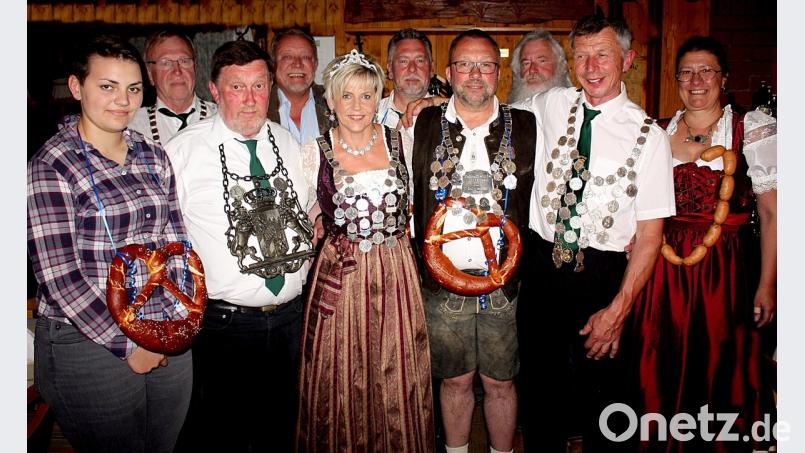 Fünf neue Könige und Vizehoheiten kann der Schützenverein Heimatfreunde Mooslohe in diesem Jahr proklamieren. Darüber freut sich Schützenmeister Hans Bergler riesig. 	Bild: Kreuzer