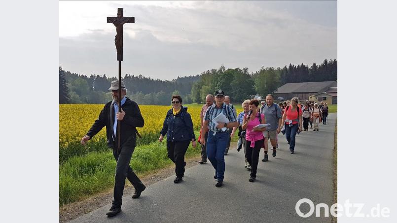 Zu Fuß pilgern Gläubige der Pfarrgemeinde St. Marien von Rothenstadt nach St. Quirin. 	Bild: Dobmeier