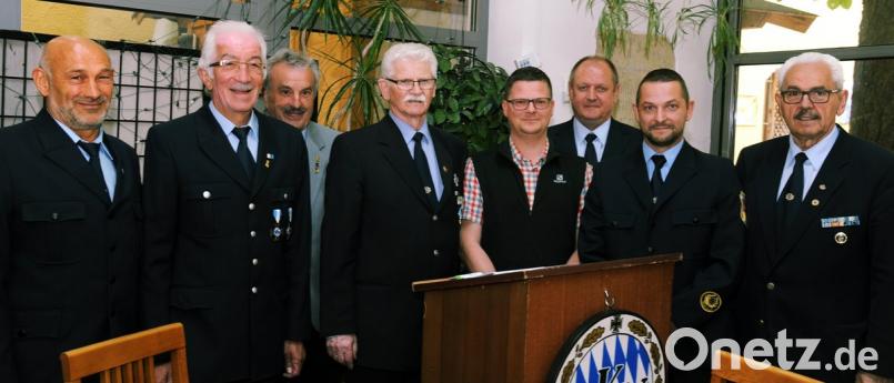 Der gewählte Vorstand der Bayerischen Kameraden- und Soldatenvereinigung im Kreisverband Amberg-Neumarkt: Reservistenbetreuer Josef Graml (von links), stellvertretender Vorsitzender Johann Moser, Schatzmeister Wolfgang Richthammer, Vorsitzender Franz Kölbl, Schriftführer Sebastian Stock, Schießwart Manfred Körner, stellvertretender Vorsitzender Martin Loch sowie BKV-Bezirksvorsitzender Josef Hartinger.  	Bild: gf