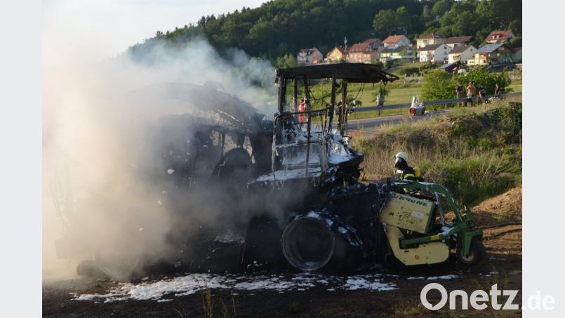 Ein Schaden von rund einer halben Million Euro sind bei einem Brand eines fast neuwertigen Feldhäckslers am Dienstagabend bei Tännesberg entstanden.