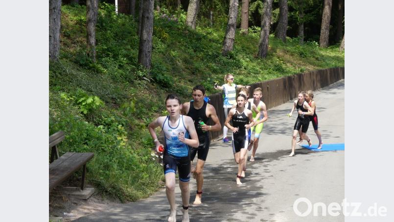 Der Nachwuchs von CIS Amberg nach dem Schwimmausstieg auf der Supersprintdistanz (von links): 2. Max Daller, 4. Justus Oeckl, 5. Samuel Keck, 6. Anika Schneider, 7. Lena Betzlbacher	Bild: bha