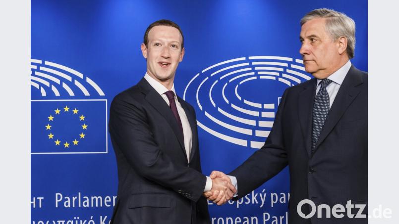 EU-Parlamentspräsident Antonio Tajani (rechts) begrüßt Facebook-Chef Mark Zuckerberg im Europaparlament.  	Bild: Geert Vanden Wijngaert/AP/dpa
