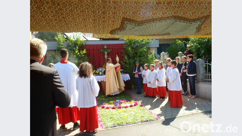 <p>Pater Anish George trug die Monstranz durch die Stra&szlig;en und gab an den vier Alt&auml;ren den Segen.</p>
SOJ