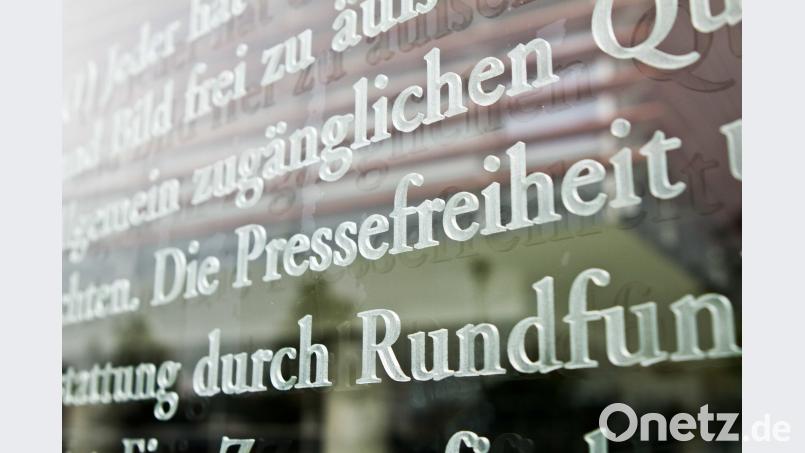 Das Wort Pressefreiheit in einem Ausschnitt des Artikels 5 des Grundgesetzes. Zu sehen ist es so auf einer Glasscheibe am Außenhof des Jakob-Kaiser-Hauses in Berlin, dem größten deutschen Parlamentsgebäude. Der Artikel 5 schützt die Meinungs- und Pressefreiheit in Deutschland. Bild: Florian Kleinschmidt/dpa  Florian Kleinschmidt/dpa