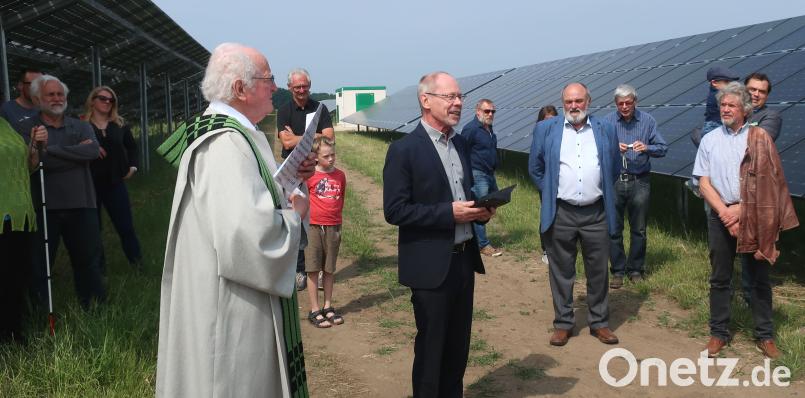 Die Geistlichen Leo Feichtmeier und Paul Warkentin (von links) segneten die Freiflächen-Photovoltaikanlage bei Fronberg. rhi