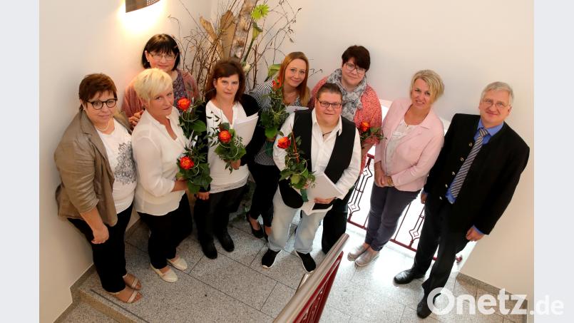 Die sechs Absolventen des Praxisanleiter-Kurses am Berufsbildungszentrums mit Schulleiterin Hannelore Doleschal (links) sowie (von rechts) Trägervereinsvorsitzender Johannes Reger und stellvertretende Schulleiterin Claudia Wolf. njn