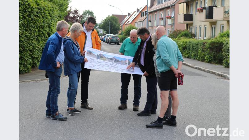 Bürgermeister Knobloch erklärt die geplanten Maßnahmen in der Adalbert-Stifter-Straße Neidl, Stefan [SNE]