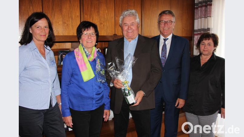 Erhard Hamann ist ein Achtziger, dazu gaben sich am Dienstag viele Gratulanten die Türklinke in die Hand. Unser Bild zeigt von links Doris Schön (CSU-Ortsverband Tirschenreuth), Maria und Erhard Hamann, sowie Bürgermeister Franz Stahl mit Gattin Conny.