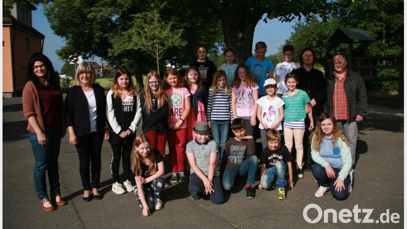Großes Engagement zeigten die Grund- und Mittelschüler, die vor wenigen Tagen in Gruppen von Haus zu Haus gezogen waren, um Spenden für den Natur- und Vogelschutz zu sammeln. Betreut wurden die Schüler von den Rektorinnen Inge Dick und Andrea Schiml (von links). Über die Spenden freuen sich Konrad Zier und Ursula Schimmel (von rechts).  	Bild: wro
