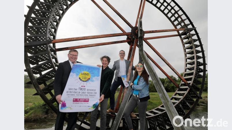 Freuen sich schon auf laue Sommernächte am Wasserrad auf dem LGS-Gelände bei "Sommer in der Stadt": Oberbürgermeister Michael Cerny, Organisator Toby Mayerl von TNT Productions, Kulturreferent Wolfgang Dersch und Mercedes Mayerl, die ihren Vater in der Organisation des viertägigen Festivals unterstützt. Sie alle hoffen auf herrliches Sommerwetter, um die Besucherzahl des vergangenen Jahres, die bei rund 10 000 lag, noch toppen zu können.
Bild: Steinbacher