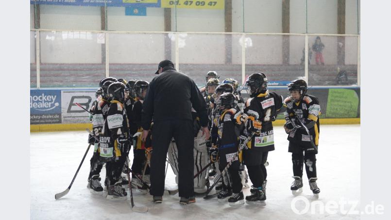 Teambesprechung bei der U10 vor einem Turnier im Dezember in der Amberger Eishalle: Der ERSC-Nachwuchs ist stark im Kommen.  	Bild: Brückmann