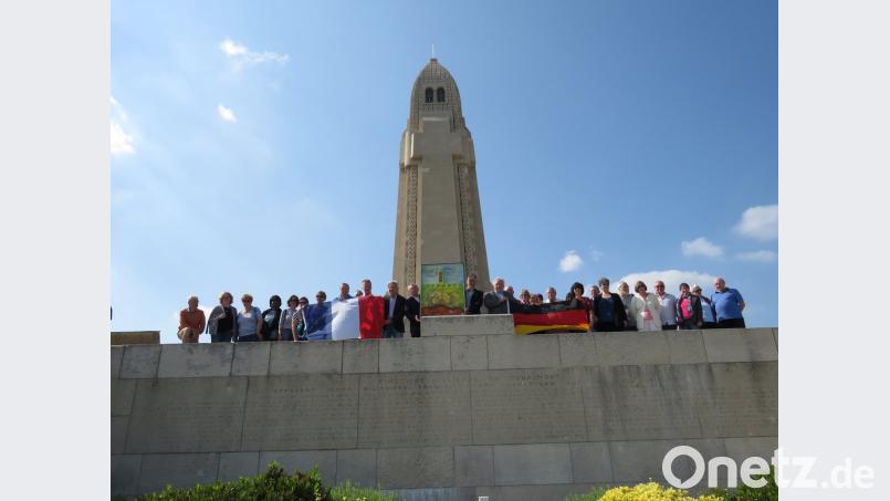 Auf der Terrasse von Douaumont, wo 15 000 Soldaten begraben liegen und die Gebeine von 130 000 Soldaten bewahrt werden, feierten Tirschenreuth und La Ville du Bois die Erneuerung ihrer Freundschaft im Zeichen des Friedens.