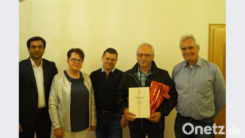 Über die gute Bilanz der Ebnather KAB freuen sich (von links) Pater Anish George, Marita Kuchenreuther, Diözesansekretär Markus Nickl, Hans-Jürgen Enders und Bürgermeister Manfred Kratzer.	Bild: soj