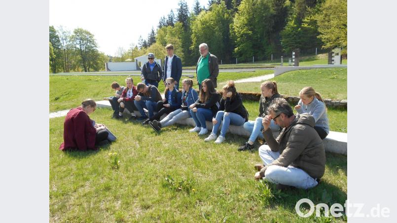 In der KZ-Gedenkstätte Flossenbürg absolvieren die Jugendlichen einen Workshop mit pädagogischer Mitarbeiterin Sara Grandke (links sitzend), Gruppenleiter Gerd Müller (rechts) und Projektleiter Hartmut Schendzielorz (stehend Dritter von links). 	Bild: bk