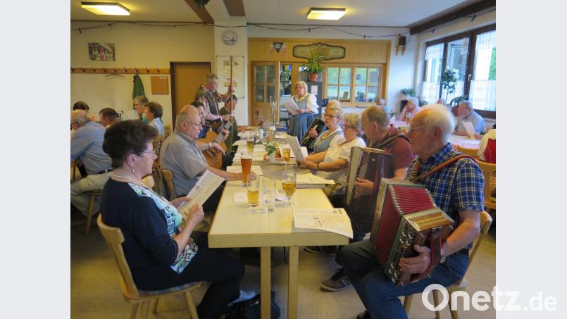 Schöne Volksmusik hören und ihre Lieblingslieder singen können die Volksmusikfreunde beim Wirtshaussingen in Kastl. Bild: jzk