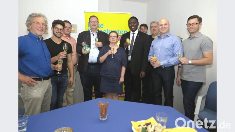 An der Einweihung des FDP-Wahlkreisbüros nahmen Rudi Sommer, Tarek Carls, Thomas Dischinger, MdB Ulrich Lechte, Dr. Claudia Kempf, Pfarrvikar Dr. Stephen Annan, Martin Waßink, Jens Rohn, Stefan Potschaski und Christoph Skutella (von links) teil. 	Bild: Hirsch