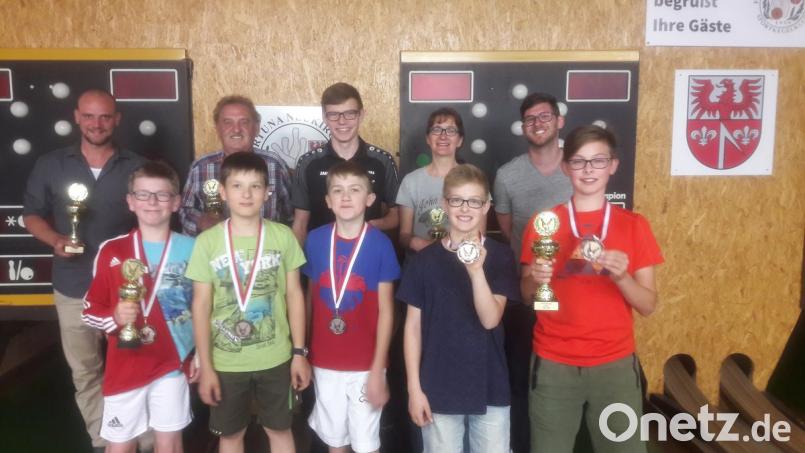 Freudestrahlende Gesichter bei den ausgezeichneten Sportlern (hinten, von links): Markus Luber, Günter Rupprecht, Patrick Hiltl, Andrea Übelacker, Sportwart Uwe Rupprecht, (vorne, von links) Oliver Hampl, Leonhard Kempf, Lukas Niebler, David Morlang und Jonathan Morlang. Bild: ruw