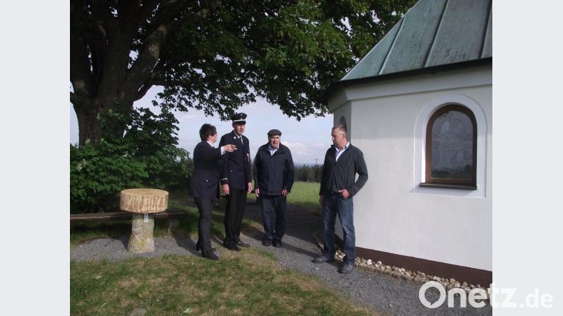 Feuerwehr-Vorsitzende Sieglinde Fleischmann, Rudi Kreis, OWV-Vorsitzender Hans Balk und OWV-Jugendleiter Michael Ertl (von links) treffen letzte Vorbereitungen für das Dreifaltigkeitsfest. 	Bild: ror