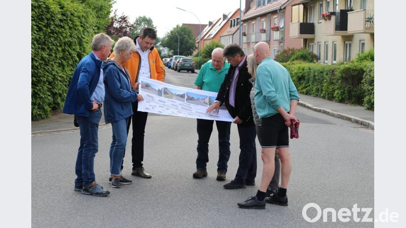 Bürgermeister Knobloch erklärt die geplanten Maßnahmen in der Adalbert-Stifter-Straße. Bild: sne