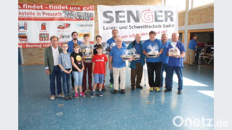 Auf die Wanderfreunde aus Grafenwöhr und Zintlhammer ist Verlass: Quasi als "Stammkunden" dürfen sie sich über Wandertags-Siegerprämien der Wanderfreunde Pressath freuen. Mit auf dem Bild sind Bürgermeister Werner Walberer (links), Vorsitzender Albert Ficker (Zweiter von rechts) und Vizevorsitzender Anton Ficker (Dritter von links).  	Bild: bjp