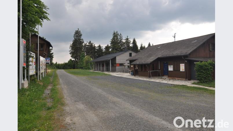Die Pläne des Fördervereins Skilanglaufzentrum Silberhütte sehen den Anbau eines Gastraumes am Funktionsgebäude (Mitte) vor. Der Aufenthaltsraum soll auf der Seite zwischen den beiden Gebäuden entstehen.	Bild: Schirmer
