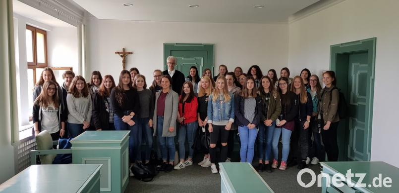 Die Realschülerinnen zusammen mit Richter Peter Neuner im Amtsgericht Tirschenreuth. Bild: exb