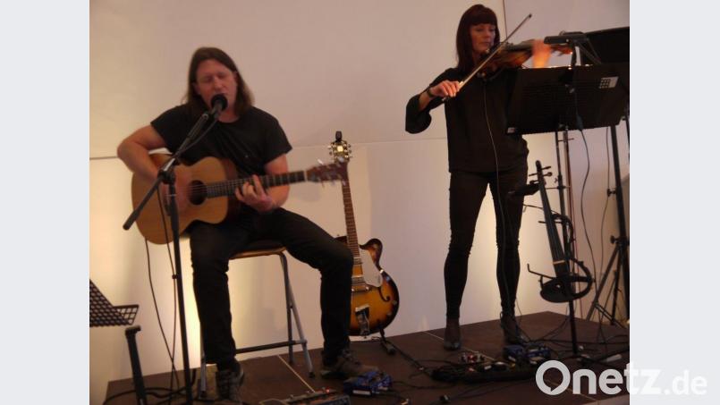 Ihre Instrumente beherrschen beide perfekt: Andreas seine Gitarren, Judith ihre beiden Geigen.  	Bild: hka