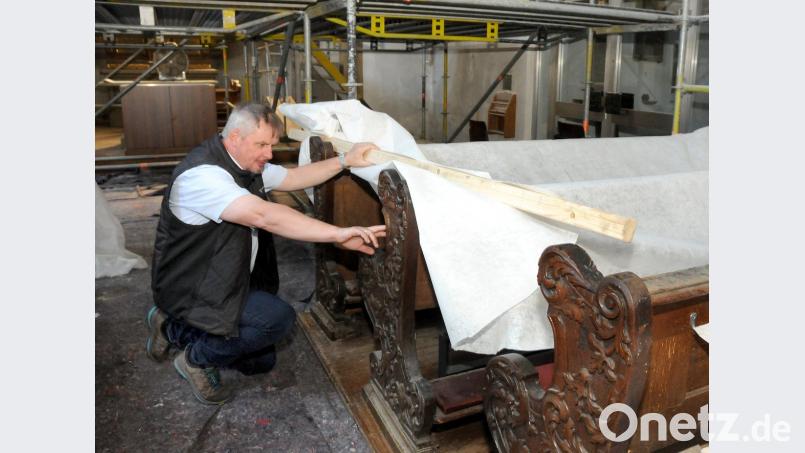 Der Beweis: Der die Sanierung leitende Architekt Heinrich Schwirzer zeigt, wo der Holzwurm aktiv ist.