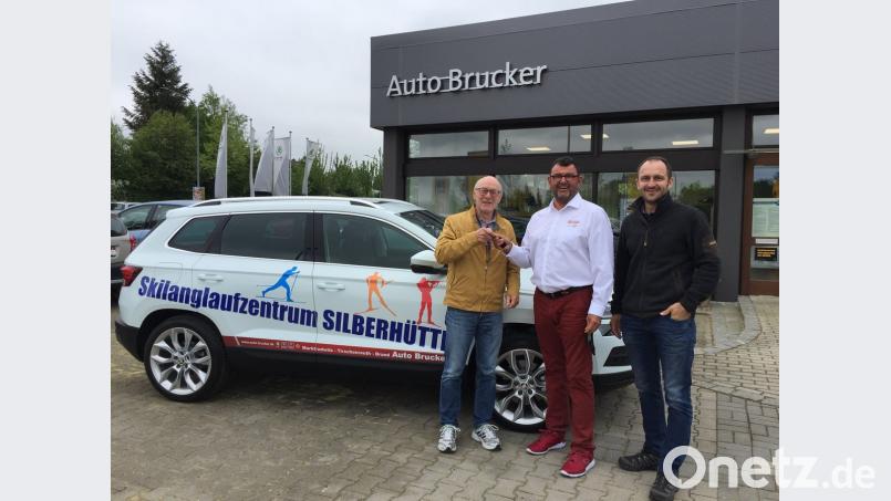 Martin Frenzl, Filialleiter von Auto Brucker in Tirschenreuth, händigt Manfred Gleißner (links) und Matthias Ziegler (rechts) vom Förderverein den Schlüssel für den Skoda Karoq aus. 	Bild: mg