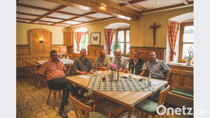 Bayerischer Bauernverband und Bund Deutscher Milchviehhalter an einem Tisch im "Weißen Schwan": (von links) vom BDM Martin Deubzer, Werner Reinl und Hubert Meiler sowie vom BBV Karl Bäumler, Josef Fütterer und Ely Eibisch. 	Bild: Lukas Meister