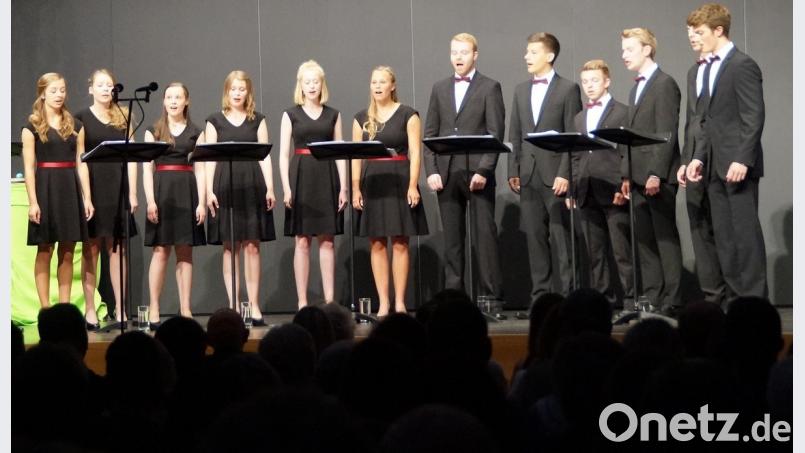 "Vox Aeterna" aus Amberg nahm das Neunburger Publikum mit auf eine musikalische Weltreise der besonderen Art. Bilder: weu (2)