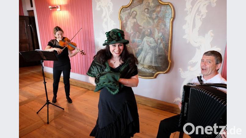 Witzig, feurig, dann wieder melancholisch und voller Gefühle: Das Ensemble "Shoshana" begeistert das Publikum im restlos gefüllten Musiksaal von Kloster Speinshart mit seinem Repertoire in der Tradition der Aschkenasim, der mittel- und osteuropäischen Juden. 	Bild: do