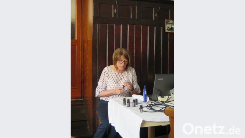 Karin Bauer erklärt den Senioren die Anwendungsmöglichkeiten der ätherischen Öle.	Bild: jzk