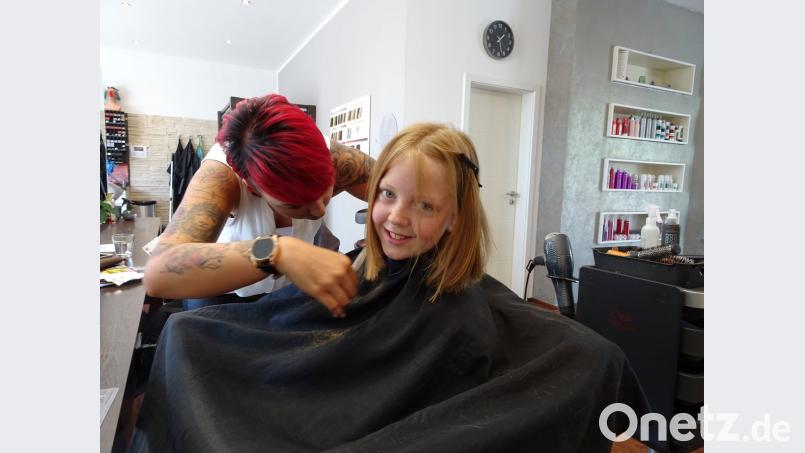 Klara strahlt in die Kamera. N-Joy-Chefin Michelle Siegel arbeitet derweil an der neuen Bob-Frisur.	Bild: rti