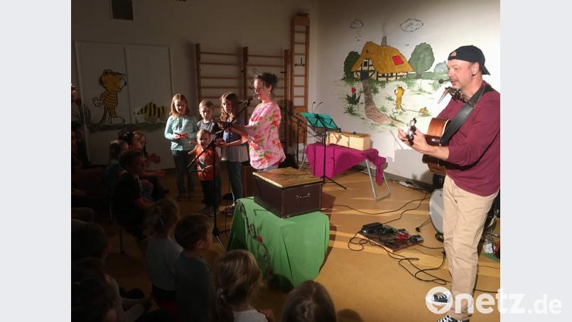 Beim Oma-Opa-Tag des Marien-Kindergartens sind Enkel und Großeltern hellauf begeistert vom Mitmachkonzert des Theaters Lanzelot. Davon animiert singen und musizieren Jung und Alt nach Herzenslust.	Bild: u