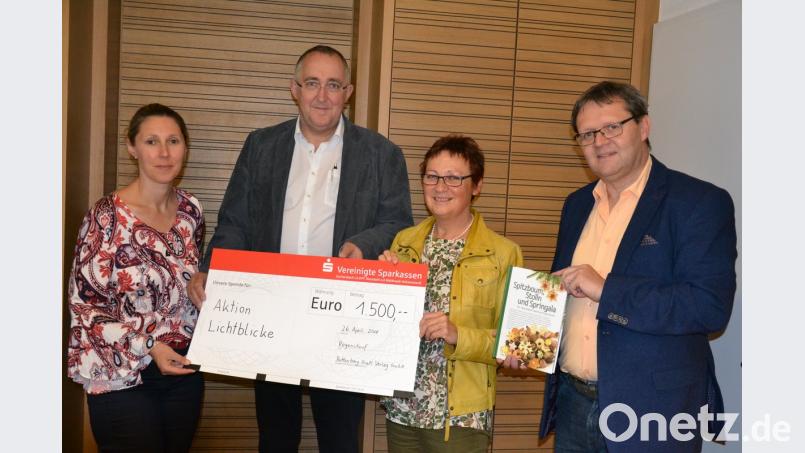 Geschäftsführende Verlegerin Viola Vogelsang-Reichl und "Lichtblicke"-Schirmherrin Edith Lippert (von links) freuen sich über die 1500-Euro-Spende von Josef Roidl und Wolfgang Benkhardt. Bild: plym