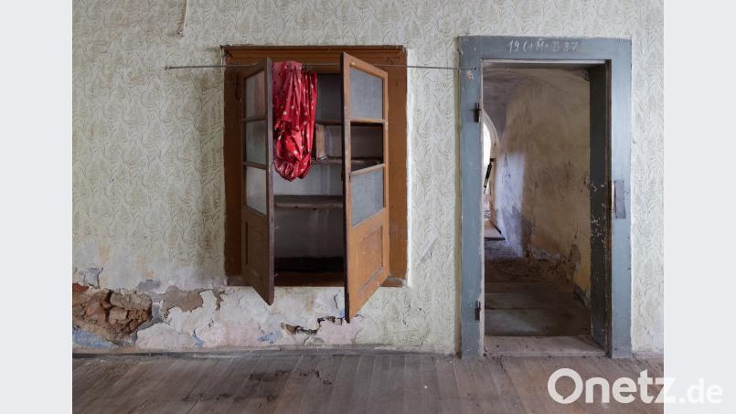 Ein uralter Einbauschrank (links). Der riesige Tontopf in dem sich Kalkwasser gesammelt hat stammt aus der Barockzeit (Mitte). Eine Deckenlampe aus den 1950er oder 1960er Jahren (rechts).