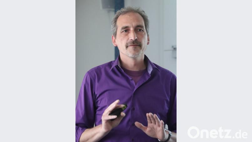 Von derzeit rund 100 Elektrofahrzeugen im Landkreis berichtet Martin Malitzke. Bilder: mfh (2)