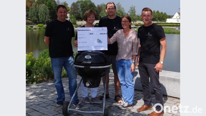 Die Verantwortlichen in der Palliativpflege freuen sich über jeden Cent. Von den &quot;Stiftlandgrillern&quot; gibt es 400 Euro, die Sieglinde Meisl (Zweite von links) und Margarete Pickert vom SAPV dankbar annehmen.	Bild: exb
