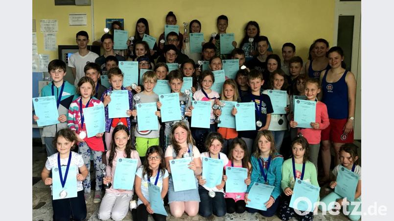 39 Kinder und Jugendliche treten beim Schwimmwettbewerb der Wasserwacht in vier Altersstufen gegeneinander an.	Bild: bgm