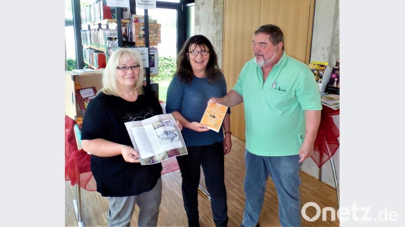 Der neu erschienene Wanderführer &quot;111 Orte im Oberpfälzer Wald, die man gesehen haben muss&quot; bereichert das Sortiment der katholischen Pfarrbücherei. Kohlberg ist mit zwei Beiträgen darin vertreten. Johann Müller vom OWV übergibt ein Exemplar an Teamleiterin Wilma Bäumler (links) und die Jugendbeauftragte Uschi Fischer.  	Bild: jml