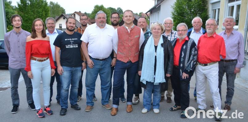 Markus Kick aus Unterlind (Achter von rechts) verbreitet Aufbruchsstimmung im SPD-Ortsverein Vohenstrauß. Zusammen mit Gabriele Eichl (Sechste von rechts) und Heinrich Rewitzer (Sechster von links) als Stellvertreter startet er kämpferisch.	Bild: dob