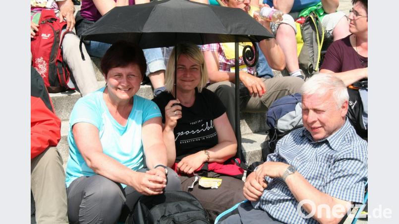 Drei Wallfahrtsteilnehmer von der "Anäid" und von Neumühle ruhen sich nach 111 Kilometern auf den Stufen der Basilika Sankt Anna aus. Bild: fpoz