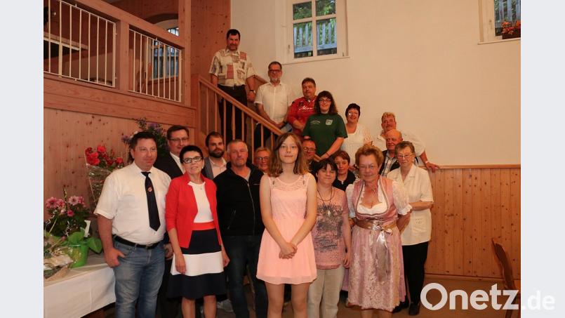 15 Friedenfelser Vereine sind in der Gaststätte "Goldener Engel" beheimatet. Zum 65. Geburtstag ihrer Wirtin Carola Mitlmeier (vorne rechts) überbrachten die Vereinsvertreter, Glückwünsche und Geschenke. Mit im Bild Tochter Nadine und Enkelin Gina (vorne, Zweite und Dritte von rechts).	Bild: bsc