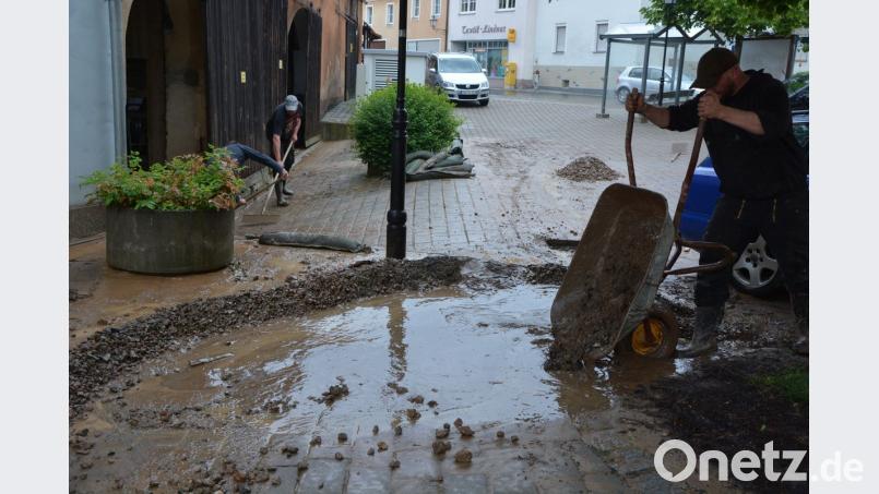 Sofort nach dem Starkregen begannen die Anwohner mit den Aufräumarbeiten und dem Saubermachen. 	Bild: jr
