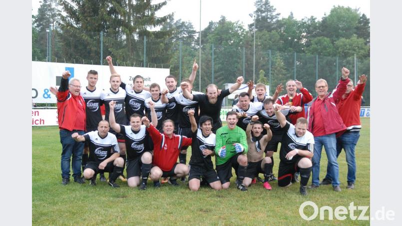Der SV Wildenau bejubelt den sofortigen Wiederaufstieg in die A-Klasse Weiden. Der Vizemeister der B-Klasse Gruppe 3 bezwang am Mittwochabend auf dem Gelände des ASV Neustadt den TSV Neunkirchen (Zweiter der B-Klasse 1) verdient mit 2:1.  	Bild: Gebert
